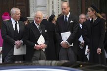 A família real britânica reunida num evento formal