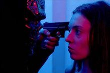 Mulher sob ameaça com arma apontada à cabeça