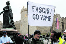 Manifestantes protestam contra visita de Trump ao Reino Unido com cartaz 