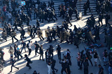 Manifestantes e polícias confrontam-se em Paris devido a medidas de austeridade