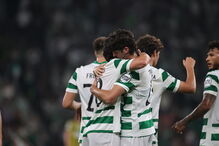 Jogadores do Sporting celebram golo frente ao Kairat na Liga dos Campeões