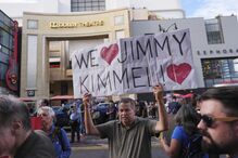 Fãs mostram apoio a Jimmy Kimmel em frente ao Dolby Theatre, em Los Angeles