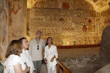 Felipe VI e Letizia visitam Cidade dos Mortos, local Património da UNESCO, no Egito