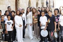 Rainha Letizia visita Fundação Sultão no Egito com grupo de jovens