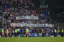 Adeptos do FC Porto exibem tarjas com mensagens sobre a liga e rivais