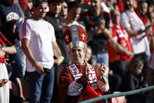 Benfiquista fantasiado de Papa no jogo AVS - Benfica, na Vila das Aves