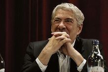 'O que seria de nós sem o Correio da Manhã logo pela manhã', diz Sócrates à chegada de Abu Dhabi