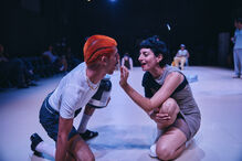 Atriz interage com ator durante performance no palco