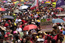 Milhares protestam no Brasil contra projeto de lei da imunidade parlamentar.
