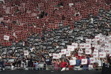 Multidão com cartazes do Turning Point durante discurso de Donald Trump