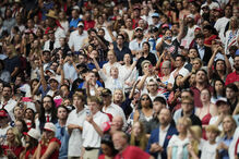 Multidão assiste a um discurso de Donald Trump e J.D Vance