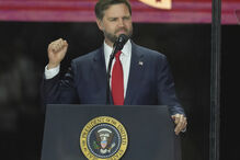 Trump e J.D Vance discursam em homenagem a Charlie Kirk, em Phoenix