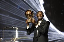 Ousmane Dembélé, jogador de futebol, com a Bola de Ouro