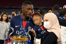 Dembélé celebra um título com a esposa e a filha