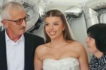 Noiva posa com os pais no dia do casamento