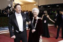 Elon Musk surge com a mãe, Maye, num evento público após polémica familiar