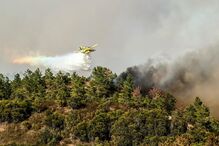 Fogo em Aljezur ganha dimensão. Projeções e reacendimentos preocupam autoridades e bombeiros