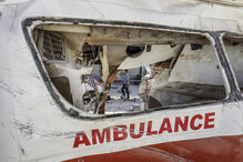 Ambulância danificada em Gaza, após intensificação de ataques e relatos de hospitais sob bombardeamentos