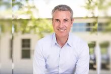 Homem sorri para a câmara após caso de adultério em concerto dos Coldplay