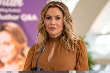 Alyssa Milano retira silicone e diz que hoje é autêntica e livre