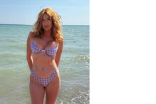 Annie Charlotte ganha milhares com duas vaginas e enfrenta problemas com o fisco