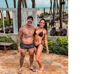 Casal exibe forma física invejável na praia