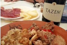 Festival da Alambicada destaca prato tradicional de borrego e atrai visitantes.
