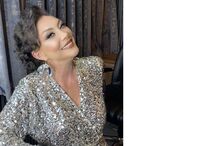 Mulher com um vestido brilhante posa para a foto