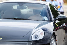 José Mourinho conduz um Ferrari