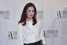 Priscilla Presley comparece no Songwriters Hall of Fame