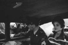 Elvis Presley no serviço militar, acompanhado por Priscilla Beaulieu