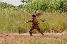 Militar lança drone Raven em busca de capacetes azuis do Congo, na RCA