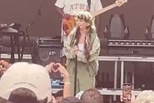 Lola Young desmaia em palco durante concerto, em choque para os fãs