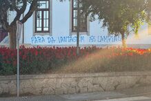 Câmara de Arouca vandalizada com mensagem sobre o jogo Arouca-Porto.
