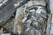 Escola desabou em Sidoarjo, Indonésia: dezenas de estudantes soterrados