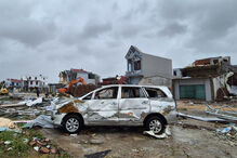 Tufão Bualoi causa mortos e feridos no Vietname, além de danificar casas