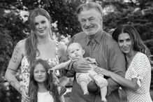 Alec Baldwin com família e namorado da filha em Portugal