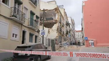 Sótão colapsa em prédio cuja fachada ruiu no início do mês em Lisboa