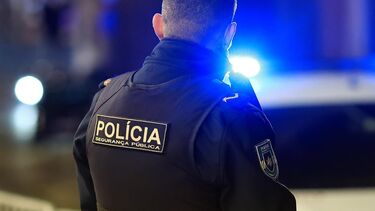 Mulher esfaqueia marido no pescoço em Loures