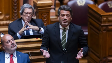 Chega recruta dissidentes de PSD, CDS-PP e IL para 'Governo-sombra'