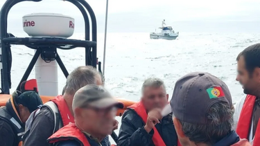 Nove tripulantes resgatados de embarcação após incêndio a bordo na Lourinhã