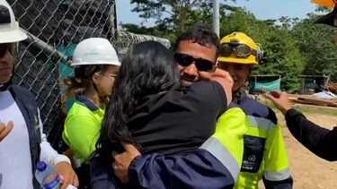 Mineiros resgatados após 43 horas presos em mina de ouro na Colômbia   