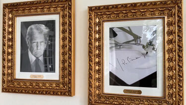 Trump substitui fotografia de Biden por “caneta automática” na galeria de retratos presidenciais 