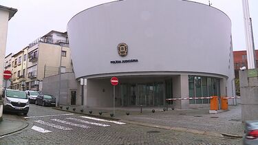 Amarrado e sequestrado por casal em assalto armado a habitação