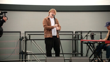 Cantor Lewis Capaldi dá concerto surpresa no telhado de supermercado 