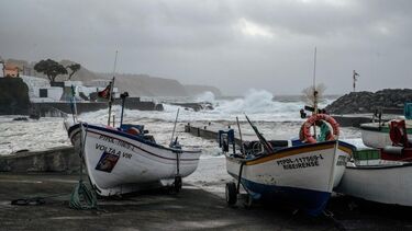 Auxiliado pescador junto ao Forte de São Jorge em Praia da Vitória nos Açores