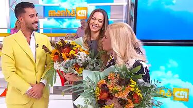 “Tão querido”: Diretor-geral editorial da Medialivre surpreende apresentadoras do ‘Manhã CM’ com ramos de flores  