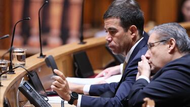 Lei dos estrangeiros passa com compromisso à direita para ir mais longe