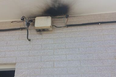 Equipamento de sistema elétrico destruído pelas chamas em Espinho