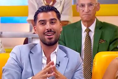 Léo Caeiro reage ao momento em que Catarina Miranda descobre que Luíza Abreu e João Moura Caetano estão noivos